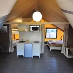פארק נופש Paradu Ecovillage & *